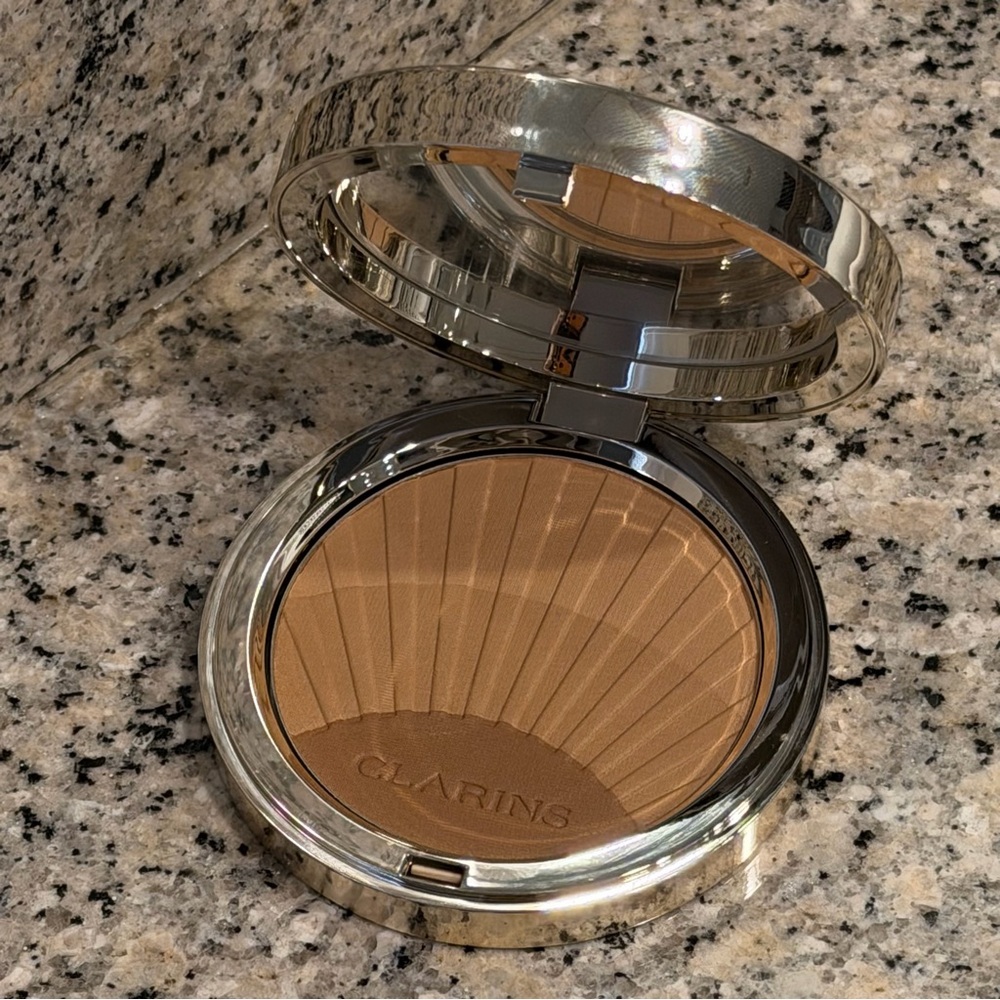 NWT. CLARINS Bronzing Compact - Golden Radiance Collection